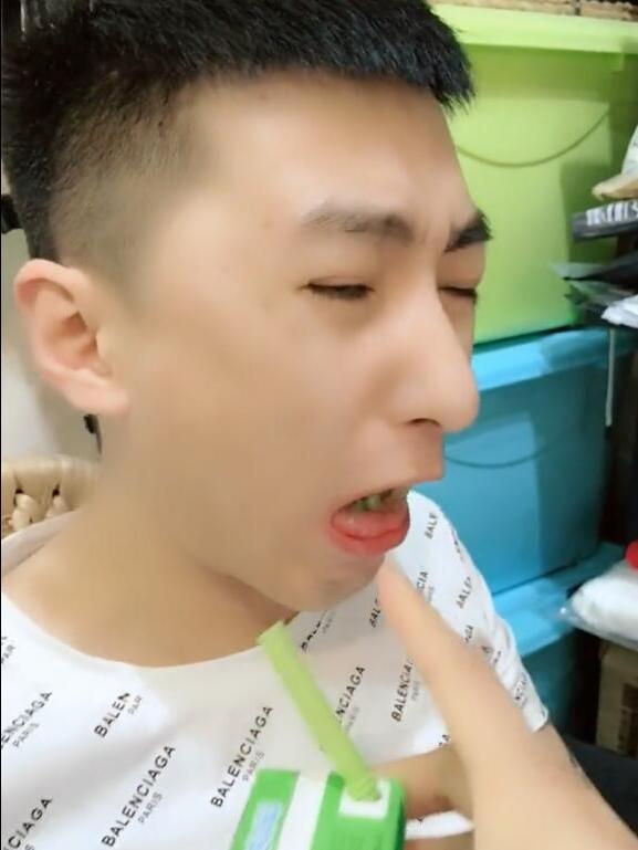 妻子被老公舔全身,夫妻间甜蜜的舔舐瞬间