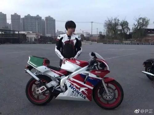 喜欢开摩托的明星