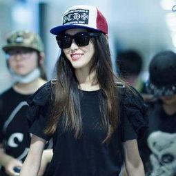 带鸭舌帽的女明星,揭秘带帽女明星的时尚魅力